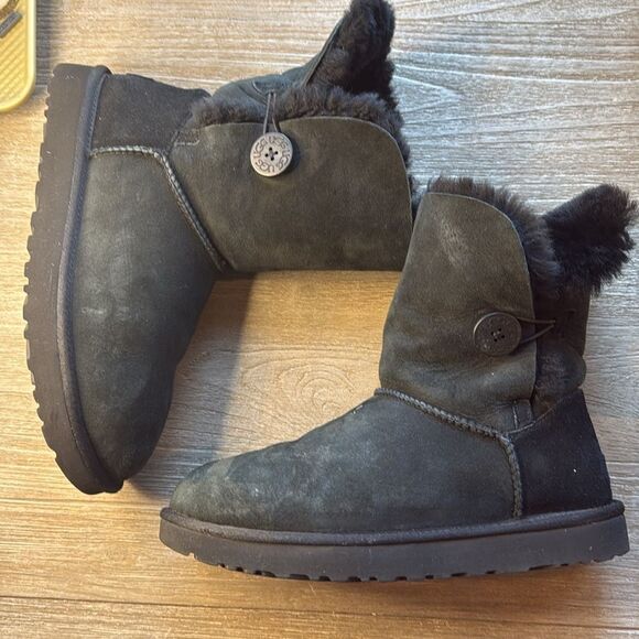 UGG Women's Bailey Button II Boot Size 11 - Picture 2 of 6